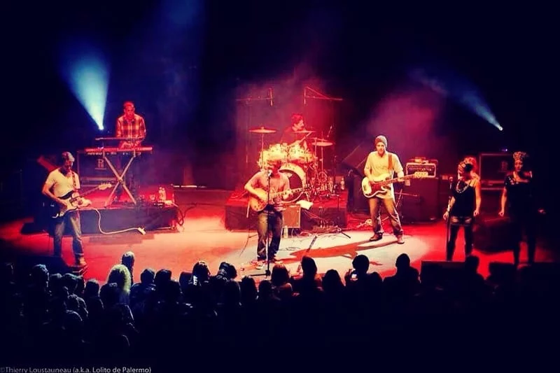 Tom en concert avec ses musiciens