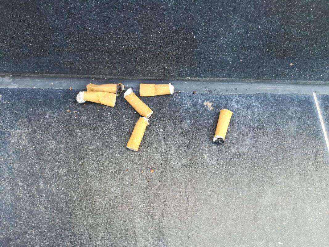 mégots de cigarettes sur le sol