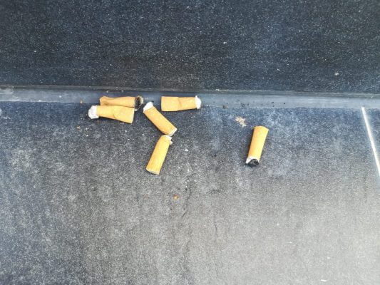 mégots de cigarettes sur le sol