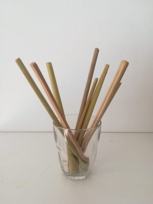 verre avec une dizaine de pailles en bambou