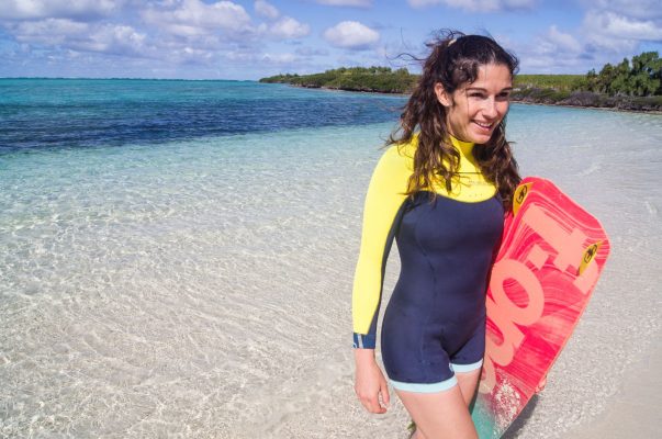 celine marche sur le sable avec son twintip