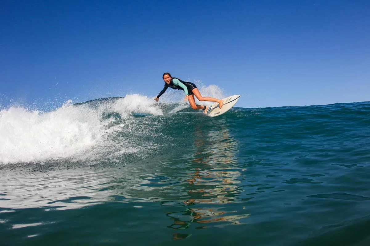 Nina en pleine manoeuvre de sur sur sa planche nomads
